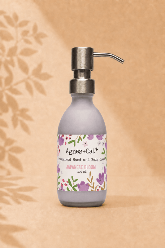  Hand en bodycrème met Japanse bloesemgeur in grijze fles met handpomp
