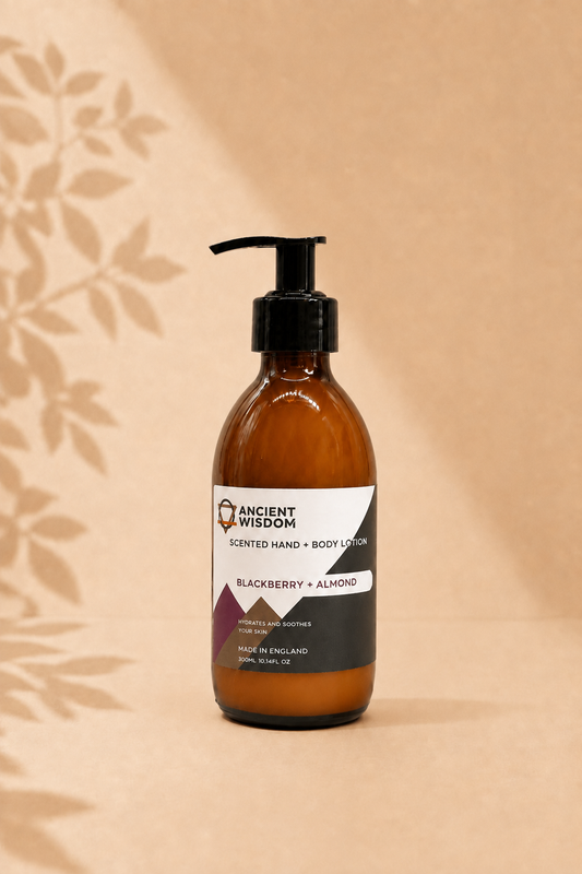  Hand en bodylotion met braambes en amandel in een bruine fles met zwarte handpomp