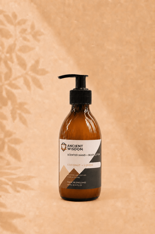  Hand en bodylotion met kokos en citroen geur van 300ml in een bruine transparante fles met zwarte handpomp