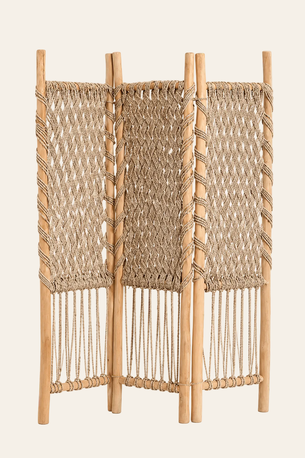 Handgemaakt kamerscherm van teakhout en zeegras op een licht beige achtergrond als een productfoto