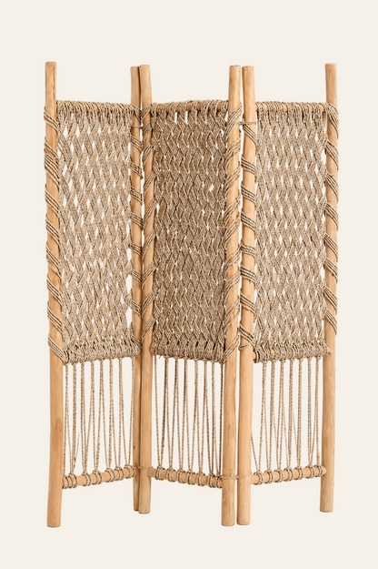 Handgemaakt kamerscherm van teakhout en zeegras op een licht beige achtergrond als een productfoto