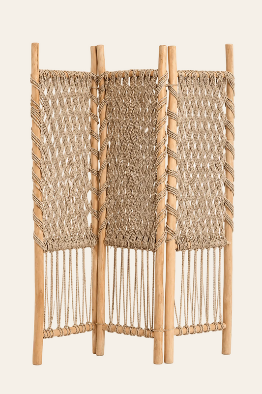 Handgemaakt kamerscherm van teakhout en zeegras op een licht beige achtergrond als een productfoto