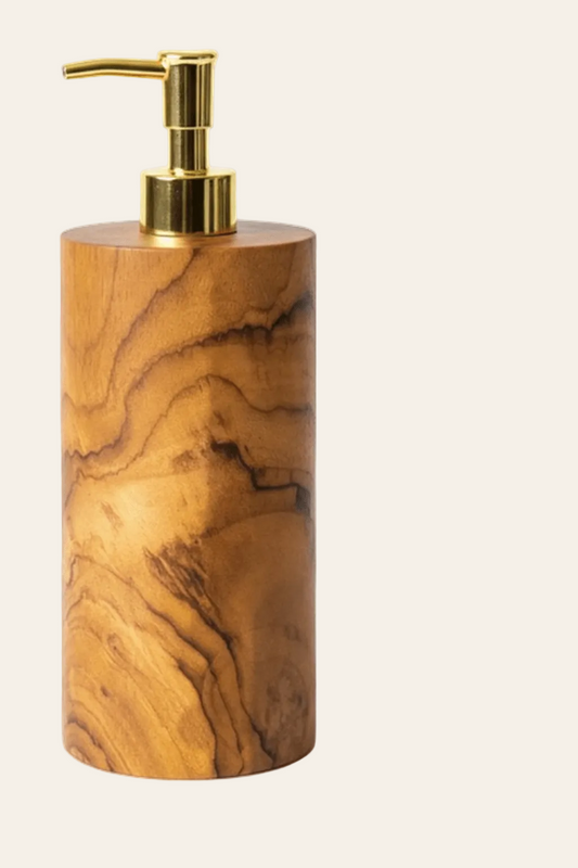 Handgemaakte zeepdispenser van massief teakhout op een licht beige achtergrond als een productfoto