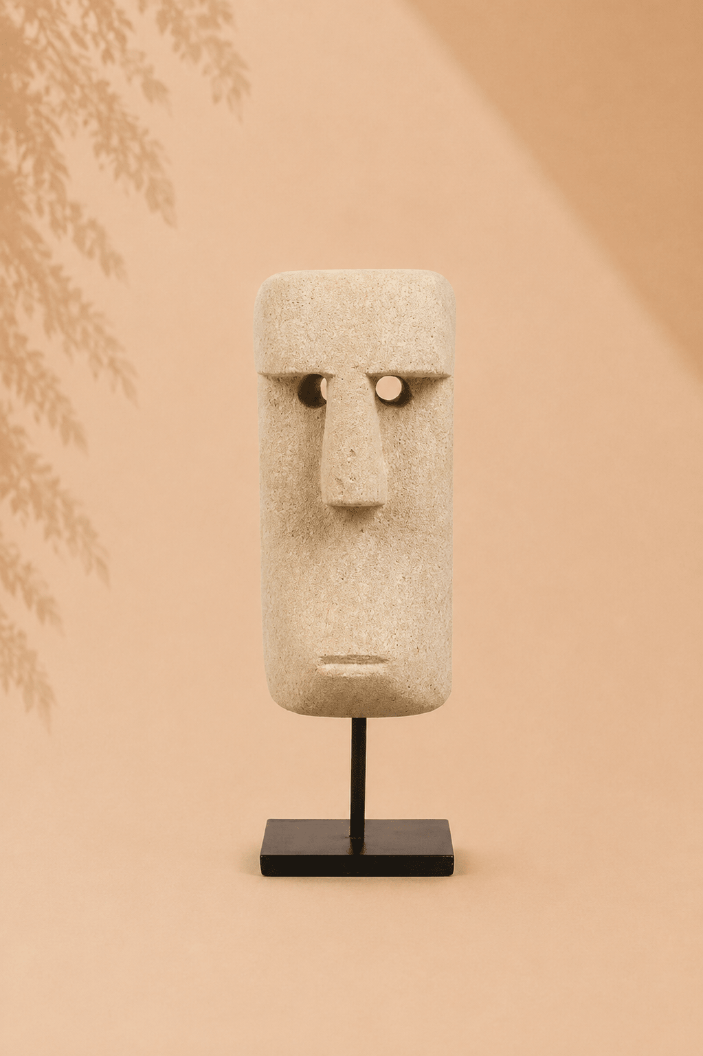 Handgesneden zandstenen Sumba-beeld op standaard op beige gebladerde achtergrond