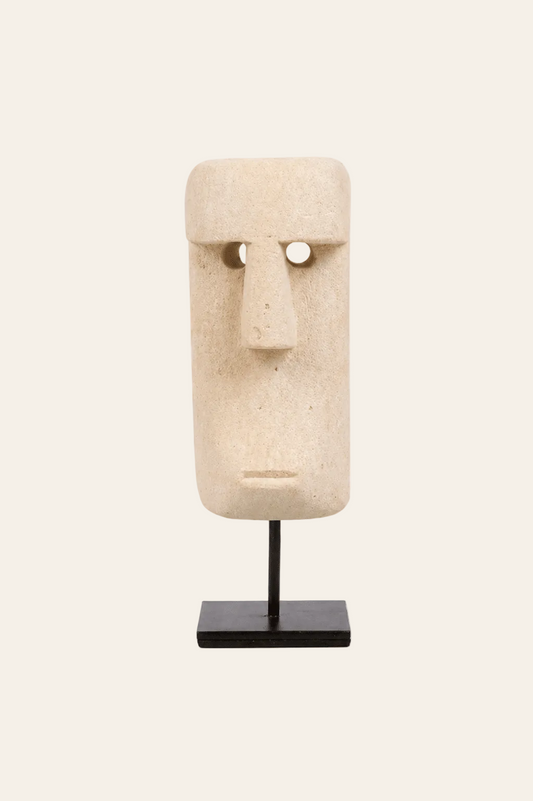 Handgesneden zandstenen Sumba-beeld op standaard op licht beige achtergrond