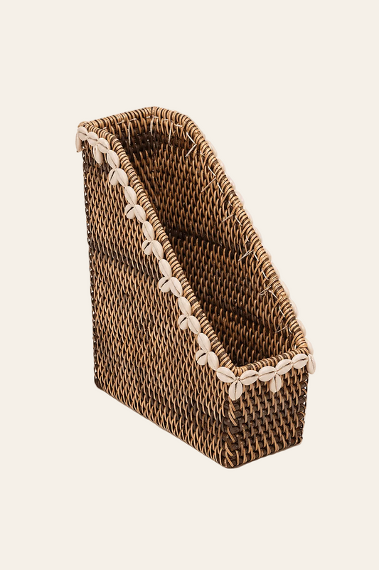 Handgevlochten rotan bureauorganizer met schelpen op een lichte beige achtergrond als productfoto