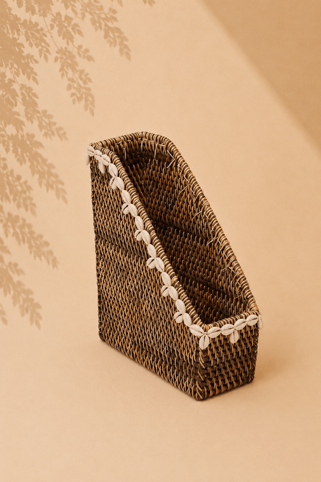 Handgevlochten rotan bureauorganizer met schelpen