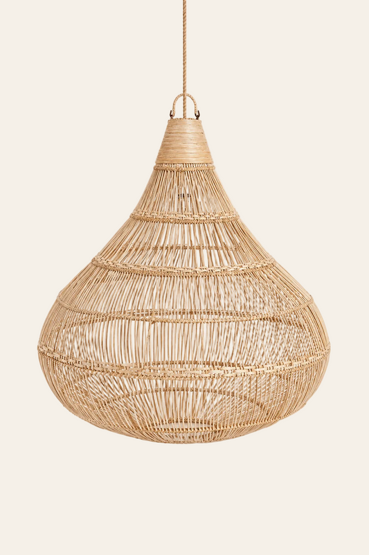 Handgevlochten rotan hanglamp in druppelvorm op licht beige achtergrond