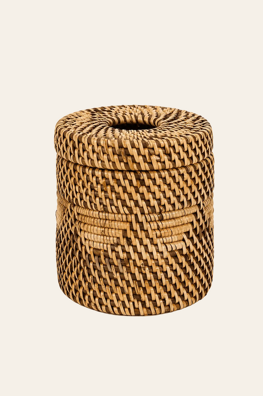 Handgevlochten rotan tissuehouder naturel bruin op een licht beige achtergrond