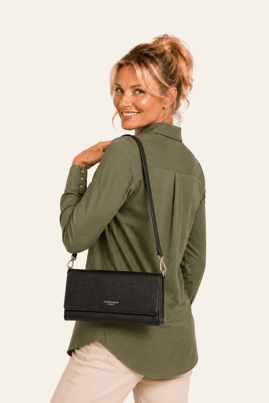 Achteraanzicht van Compacte kunstleren crossbodytas met portemonnee; zichtbaar: afneembare schouderriem en compact model