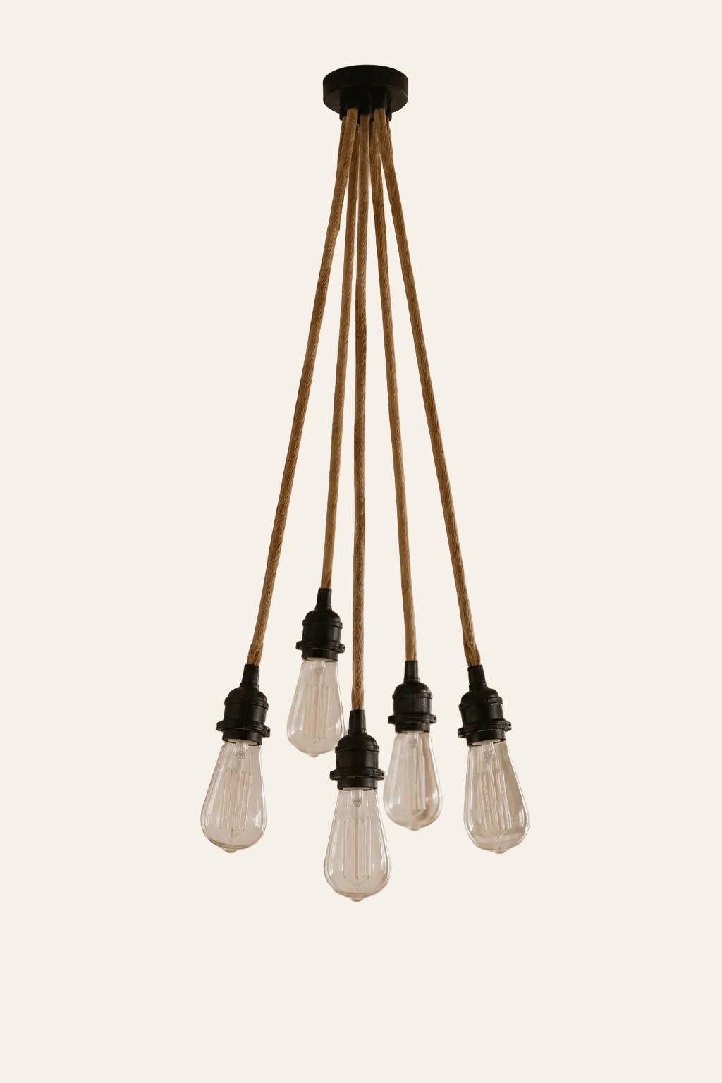 Hanglamp met vijf snoeren in zwart en naturel op een licht beige achtergrond