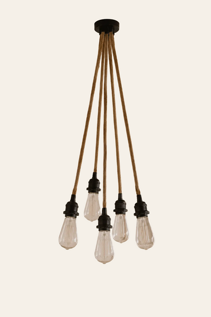 Hanglamp met vijf snoeren in zwart en naturel op een licht beige achtergrond