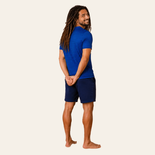 Henderson herenshortama in blauwkleurige top met marineblauwkleurige short, achteraanzicht