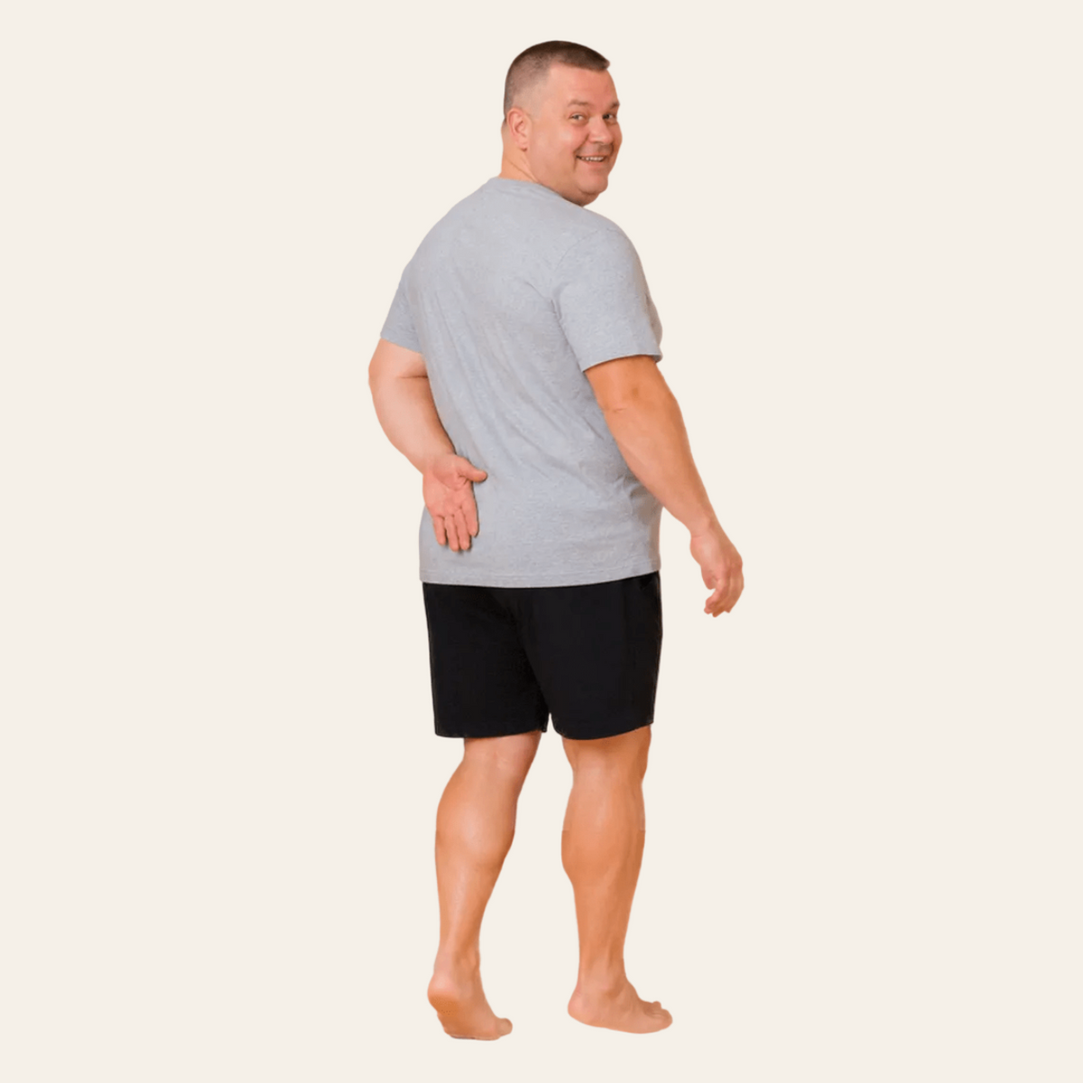 Henderson herenshortama in grijskleurige top met zwartkleurige short, achteraanzicht