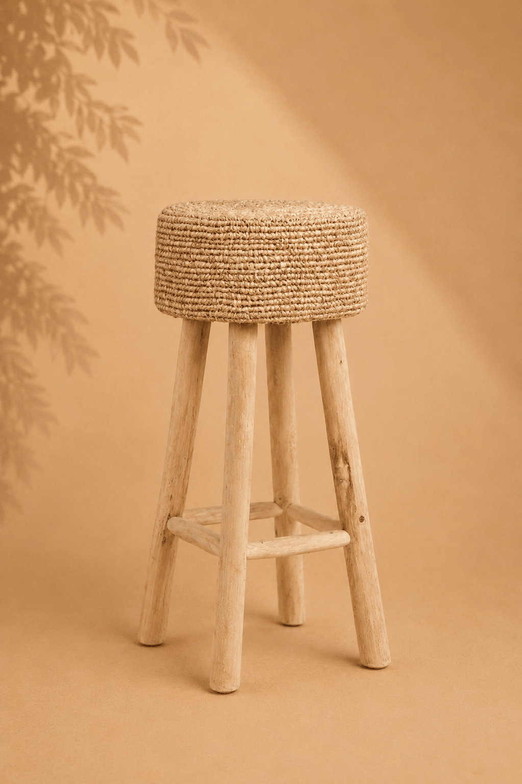 Hoge barkruk van teakhout en raffia op een beige gebladerde achtergrond