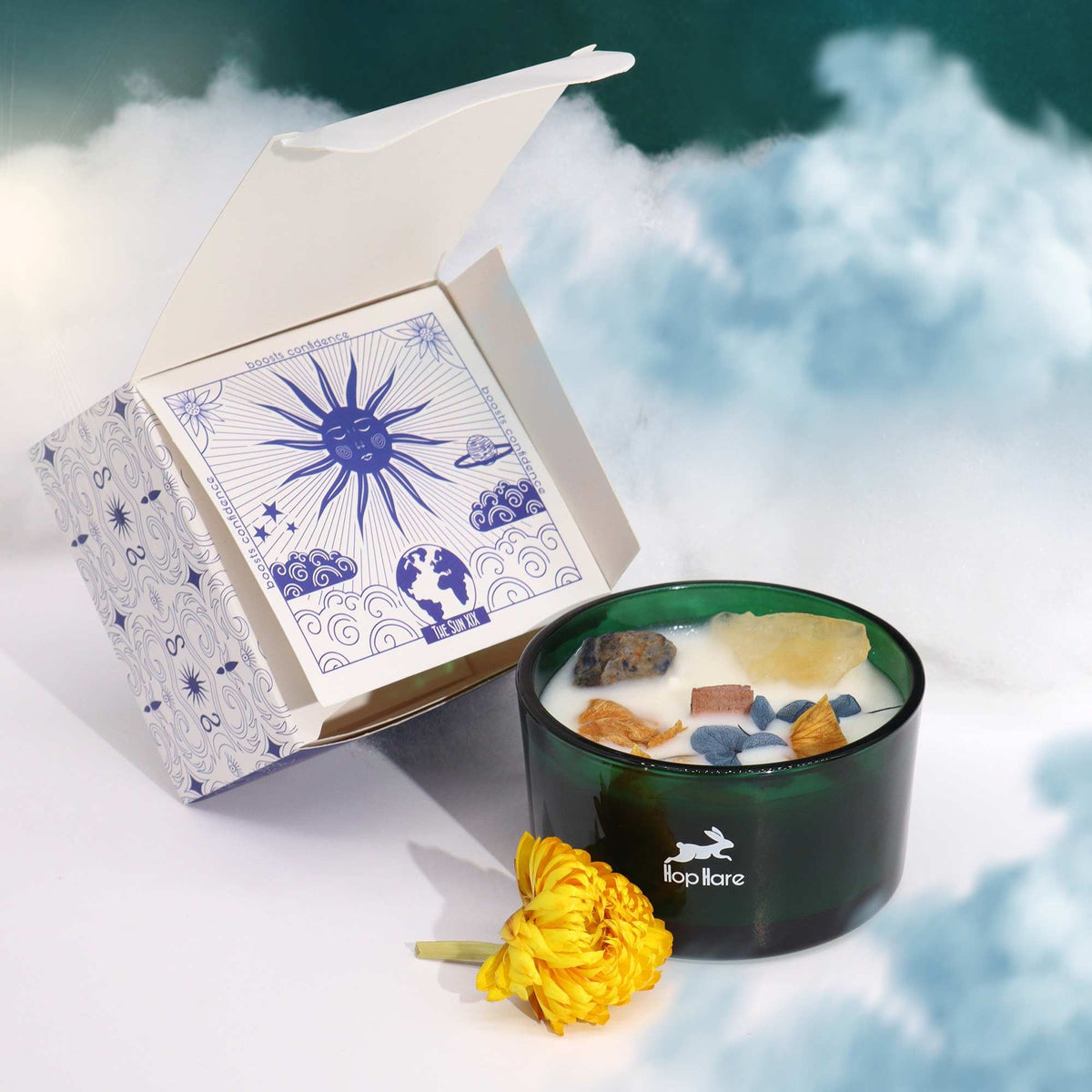 Hop Hare The Sun kristalkaars met brandende houten lont, citrien, sodaliet en gedroogde bloemen in groen glas op beige achtergrond