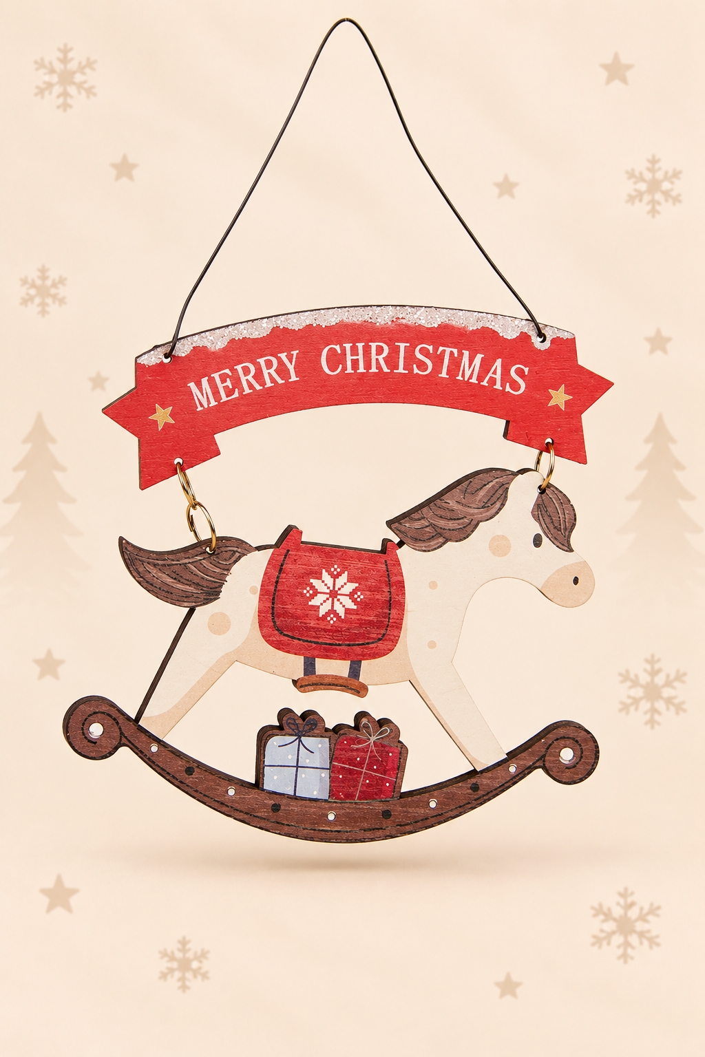 Houten hobbelpaard kersthanger met Merry Christmas bord, rode details en cadeautjes als feestelijke kerstdecoratie