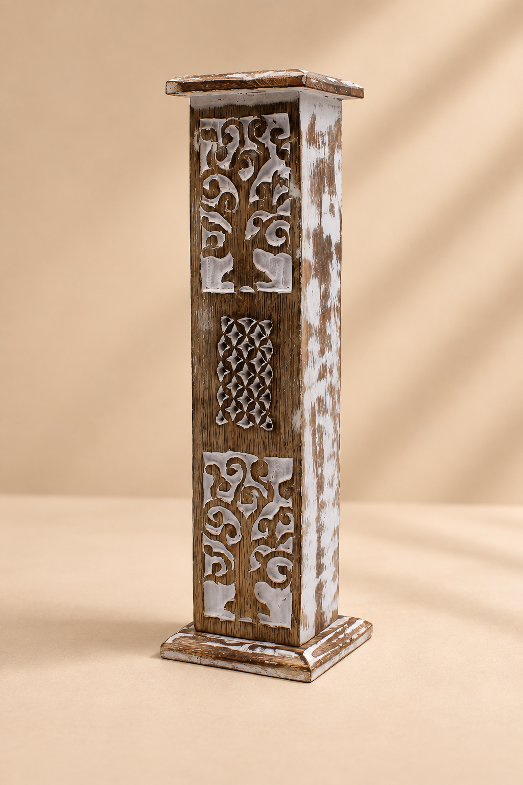 Houten witgewassen Smoke Tower wierookhouder met uitgesneden decoratieve panelen op warme beige achtergrond