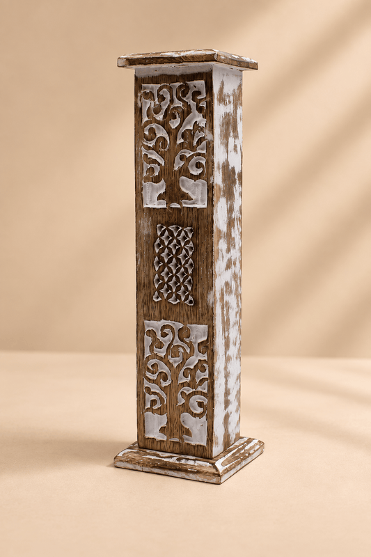 Houten witgewassen Smoke Tower wierookhouder met uitgesneden decoratieve panelen op warme beige achtergrond
