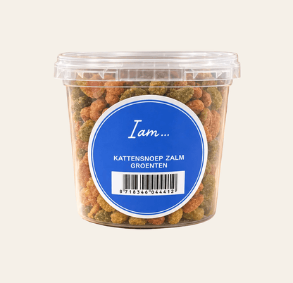 I Am kattensnacks met zalm en groenten in transparante cup van 70 gram, met blauwe ronde merksticker en meerkleurige brokjes.