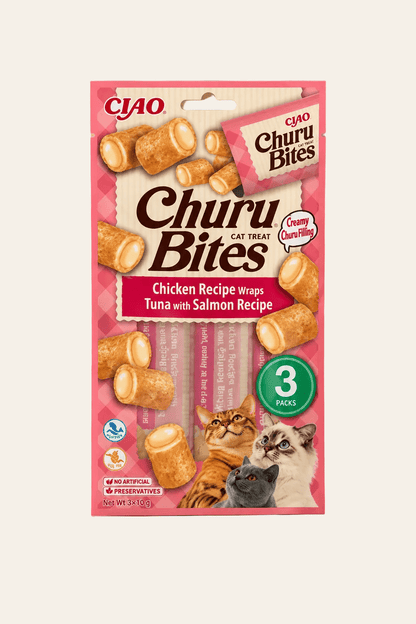 Inaba Churu Bites kattensnacks met kip, tonijn en zalm, roze verpakking met drie zakjes van 10 gram op beige achtergrond.