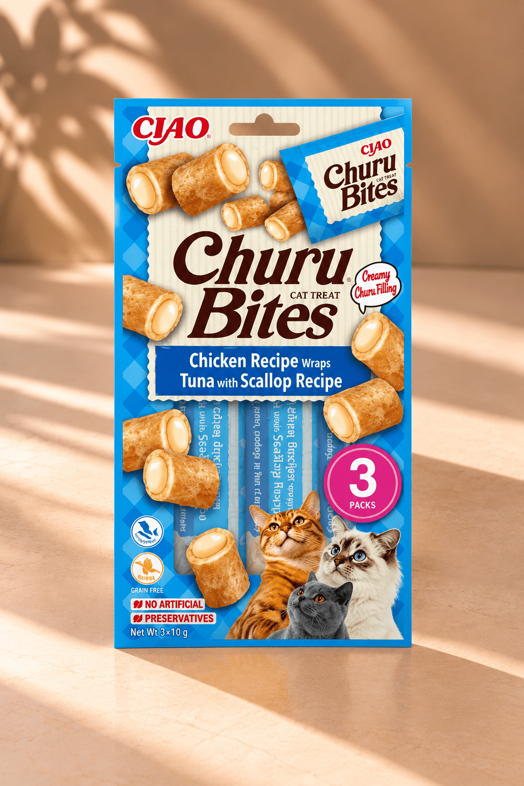 Inaba Churu Bites kattensnacks met kip, tonijn en sint-jakobsschelp, blauwe verpakking met drie zakjes van 10 gram op beige achtergrond.