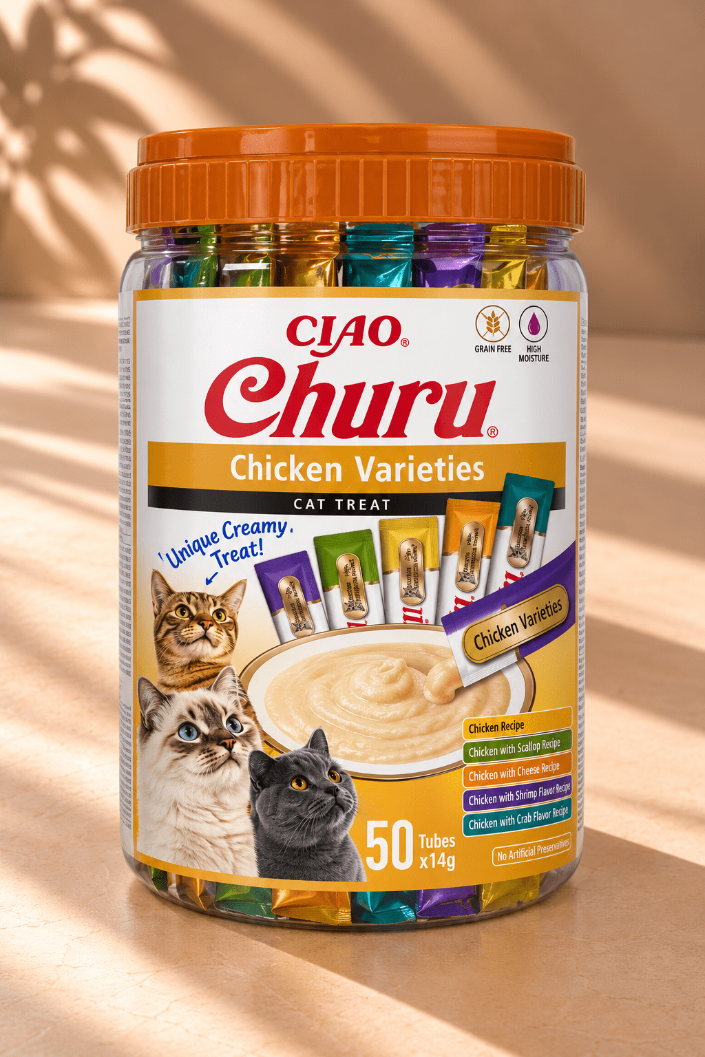 Inaba Churu Chicken Varieties kattensnacks in transparante pot met oranje deksel, 50 knijpzakjes van 14 gram, beige achtergrond.