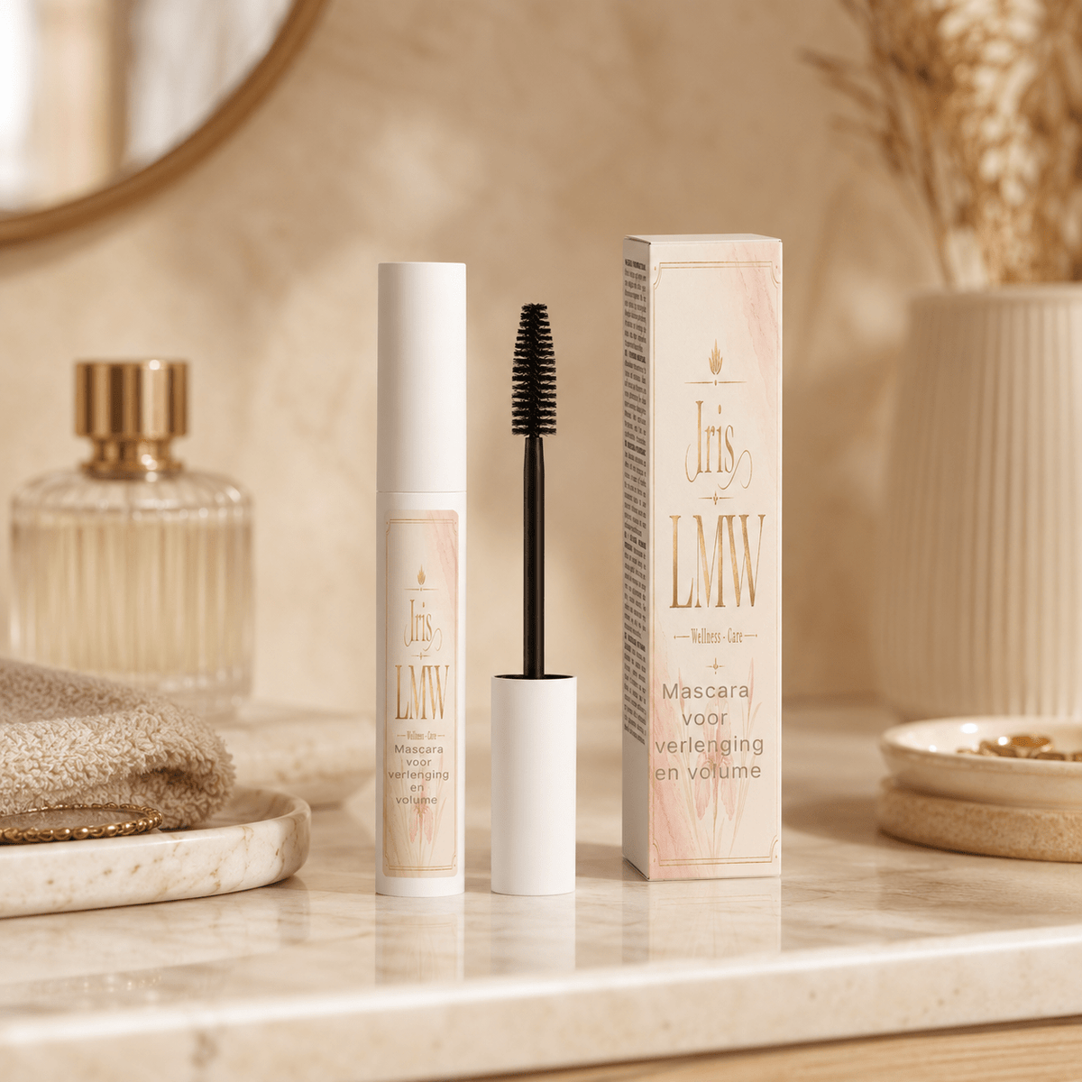 Iris LMW verlengende volumemascara als sfeerbeeld voor een geaccentueerde wimperlook.