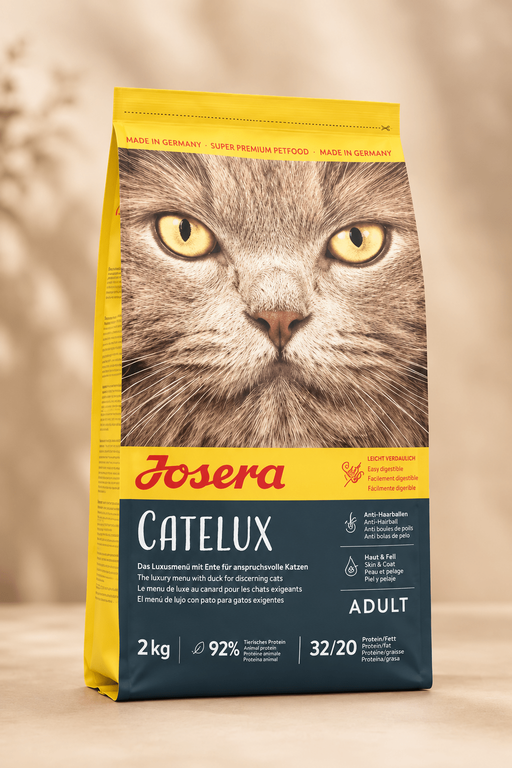 Josera Catelux kattenbrokken 2 kg in geel-zwarte verpakking met kattengezicht, droogvoer voor volwassen katten met haarballen.