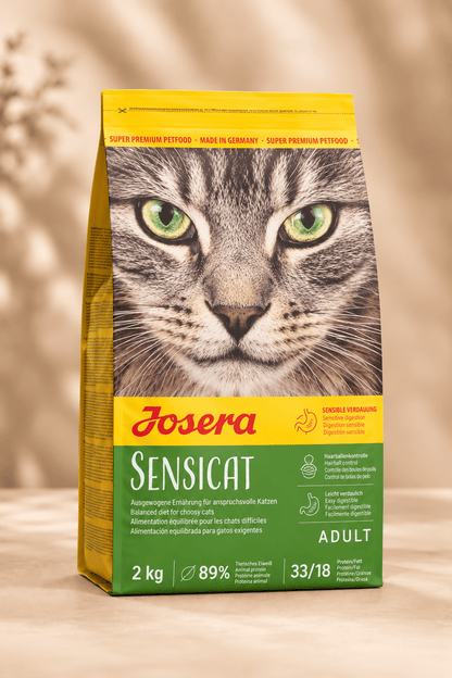 Josera SensiCat kattenbrokken 2 kg in geel-groene verpakking met grijs kattengezicht en groene ogen, voeding voor gevoelige katten.