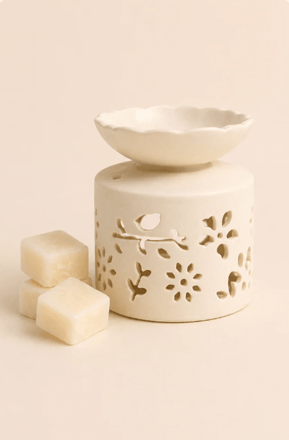 Warm geurende geschenkbox met wasmelts witte keramieken oliebrander en theelichtje
