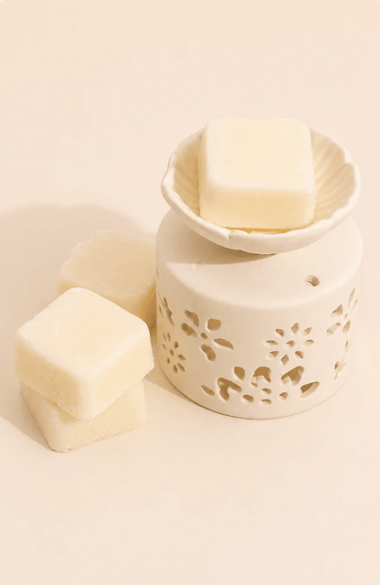 Bloemige geschenkbox met wasmelts witte keramieken oliebrander en theelichtje