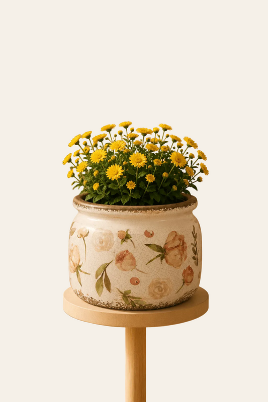 Keramische bloempot met rozenmotief in rozekleur met een bloemboeket.