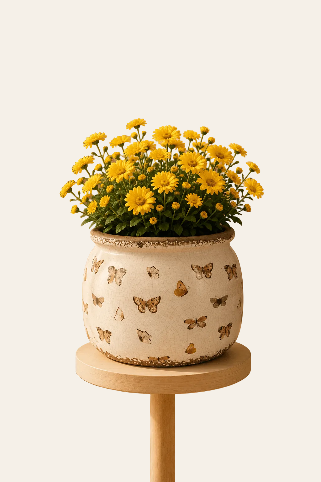 Keramische bloempot met vlindermotief met een bloemboeket.