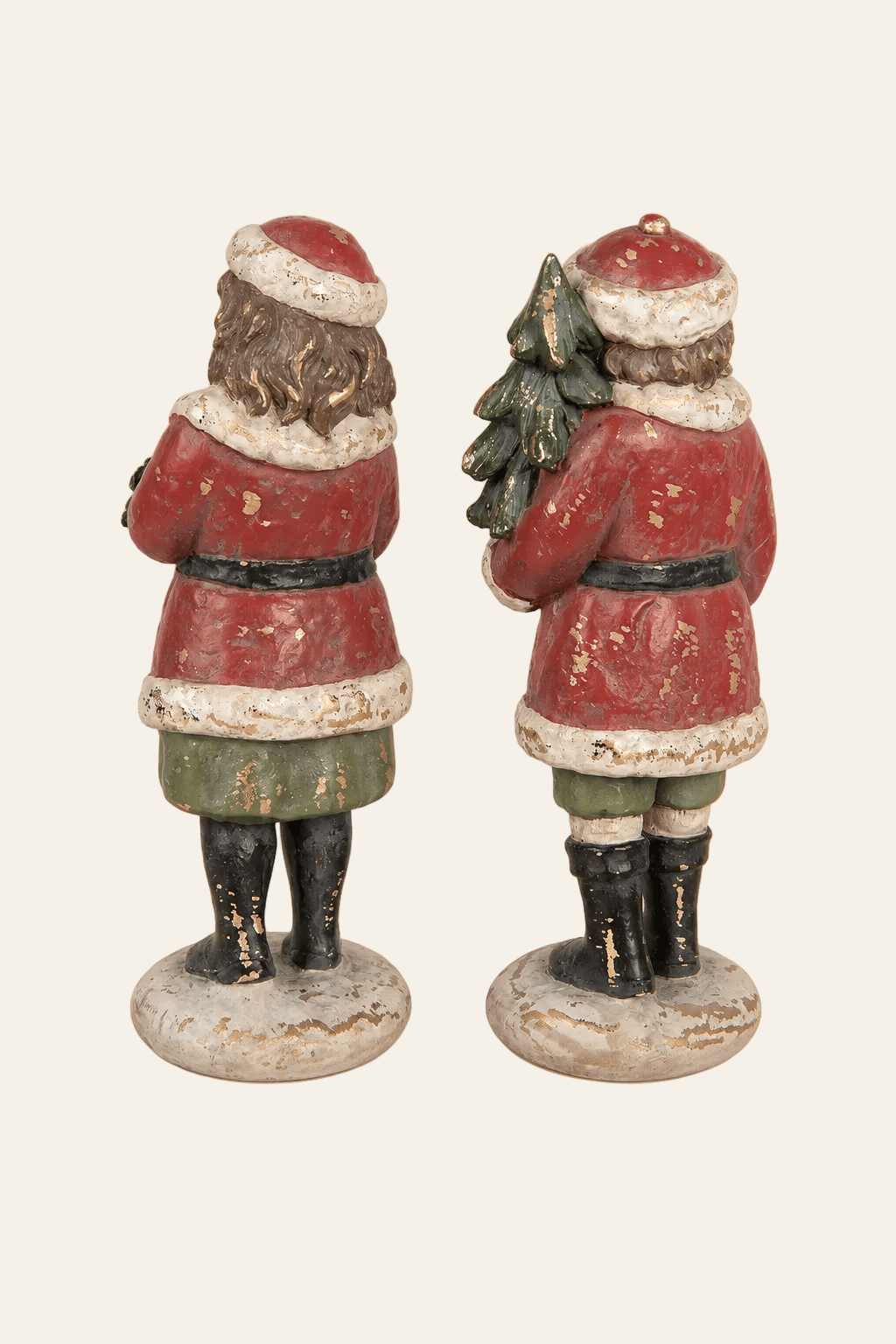 Achterzijde van set van 2 kerstfiguren kinderen 22 cm met rode winterjassen, groene kleding en kerstboom