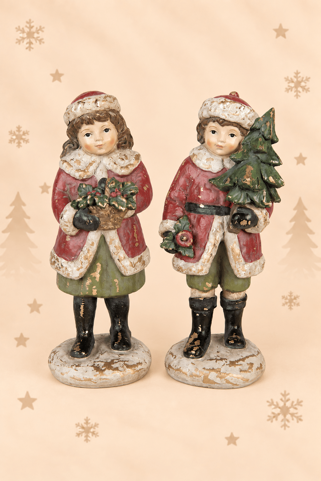 Set van 2 kerstfiguren kinderen 22 cm met meisje met hulstmandje en jongen met kerstboom in rood-groene vintage stijl