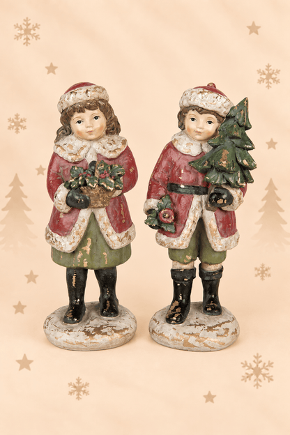 Set van 2 kerstfiguren kinderen 22 cm met meisje met hulstmandje en jongen met kerstboom in rood-groene vintage stijl