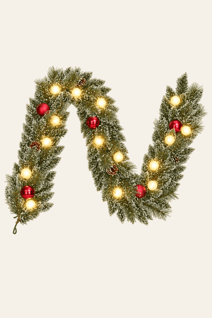 Verlichte kerstguirlande Kaprun 180 cm met rode kerstballen, dennenappels en sfeervolle LED verlichting in groen kerstgroen