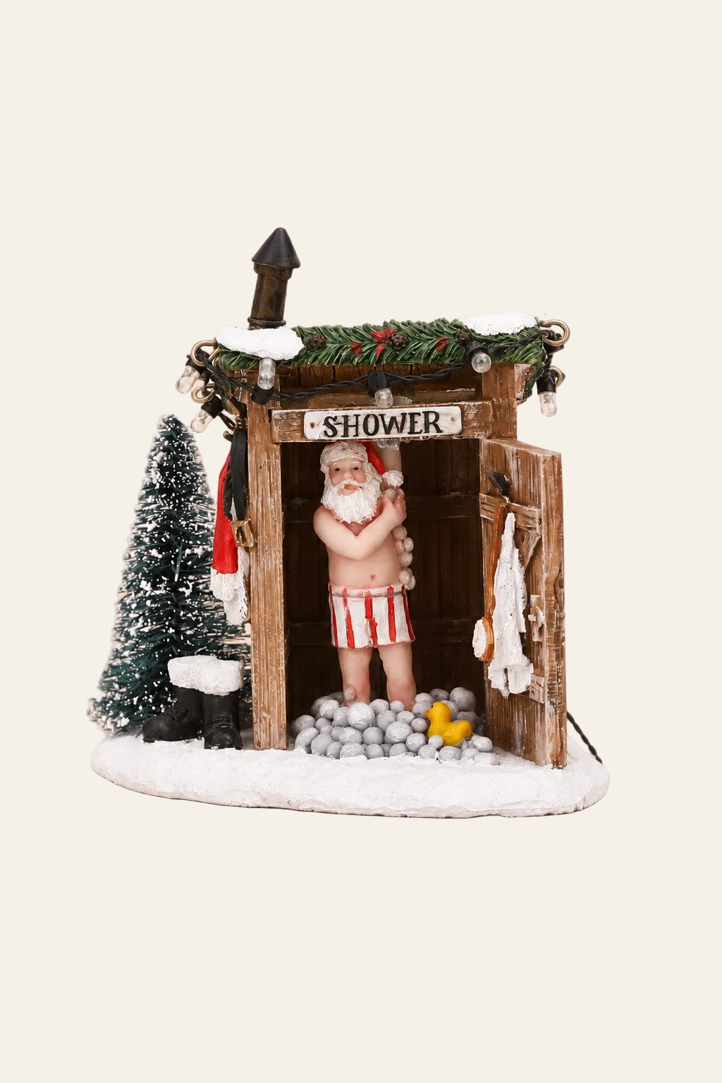 Kerstman in rustieke douchecabine met sneeuwdecoratie, kerstboom, stenen en badeendje, verlichting uit