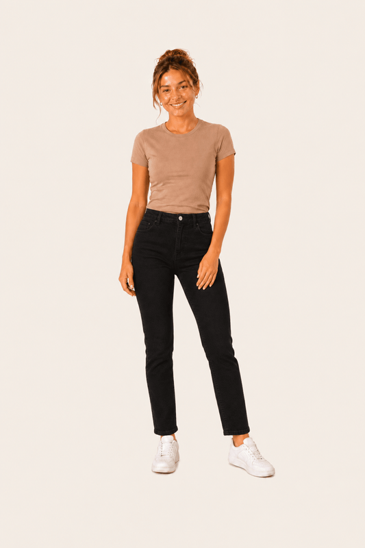 Zwarte skinny damesjeans met normale taille – vooraanzicht met zicht op taille, voorzijde en volledige pijpvorm
