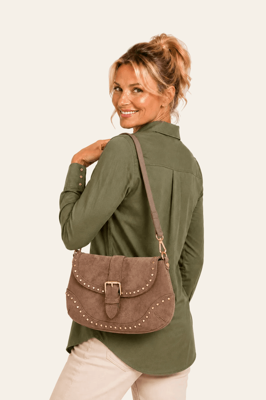 Achteraanzicht van Kleine suède-look schoudertas met gouden studs en twee riemen; zichtbaar: gouden studs en compacte klepvorm