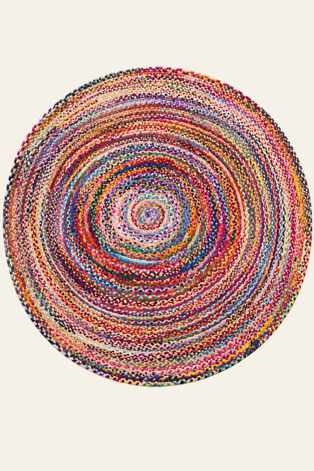 Rond handgemaakt vloerkleed van gerecycleerde textielmaterialen in multicolor met concentrisch vlechtpatroon, volledig afgebeeld op een neutrale achtergrond.