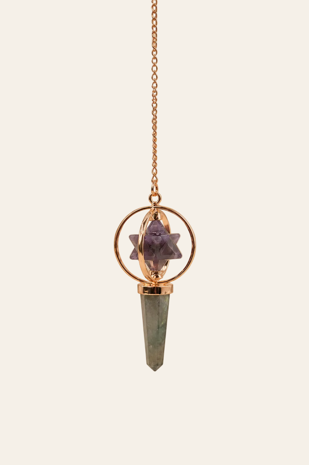 Koperen Merkaba pendel met amethist en labradoriet op een licht beige achtergrond als productfoto