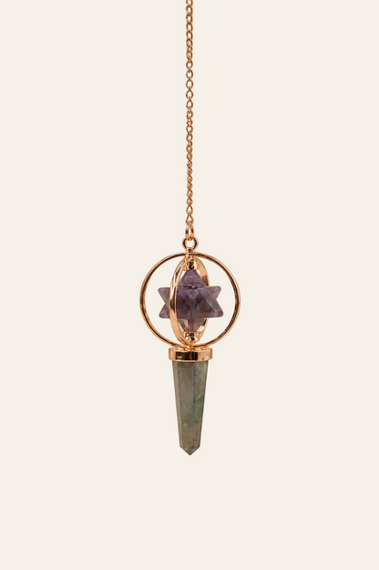 Koperen Merkaba pendel met amethist en labradoriet op een licht beige achtergrond als productfoto