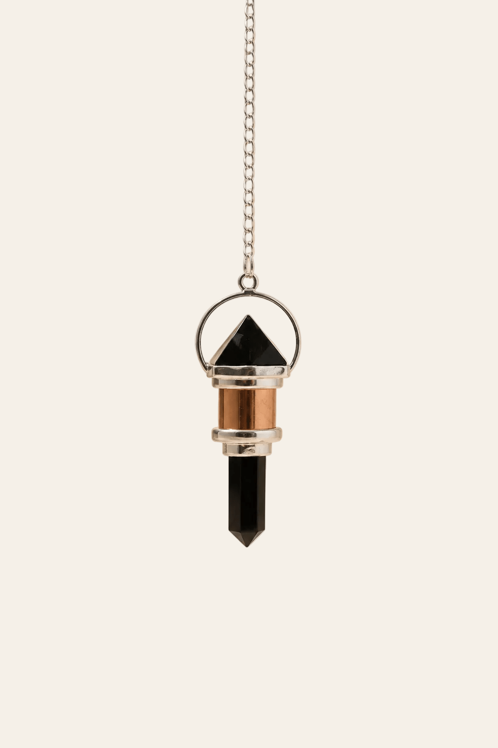 Koperen pendel met obsidiaan op een licht beige achtergrond als productfoto