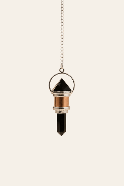 Koperen pendel met obsidiaan op een licht beige achtergrond als productfoto