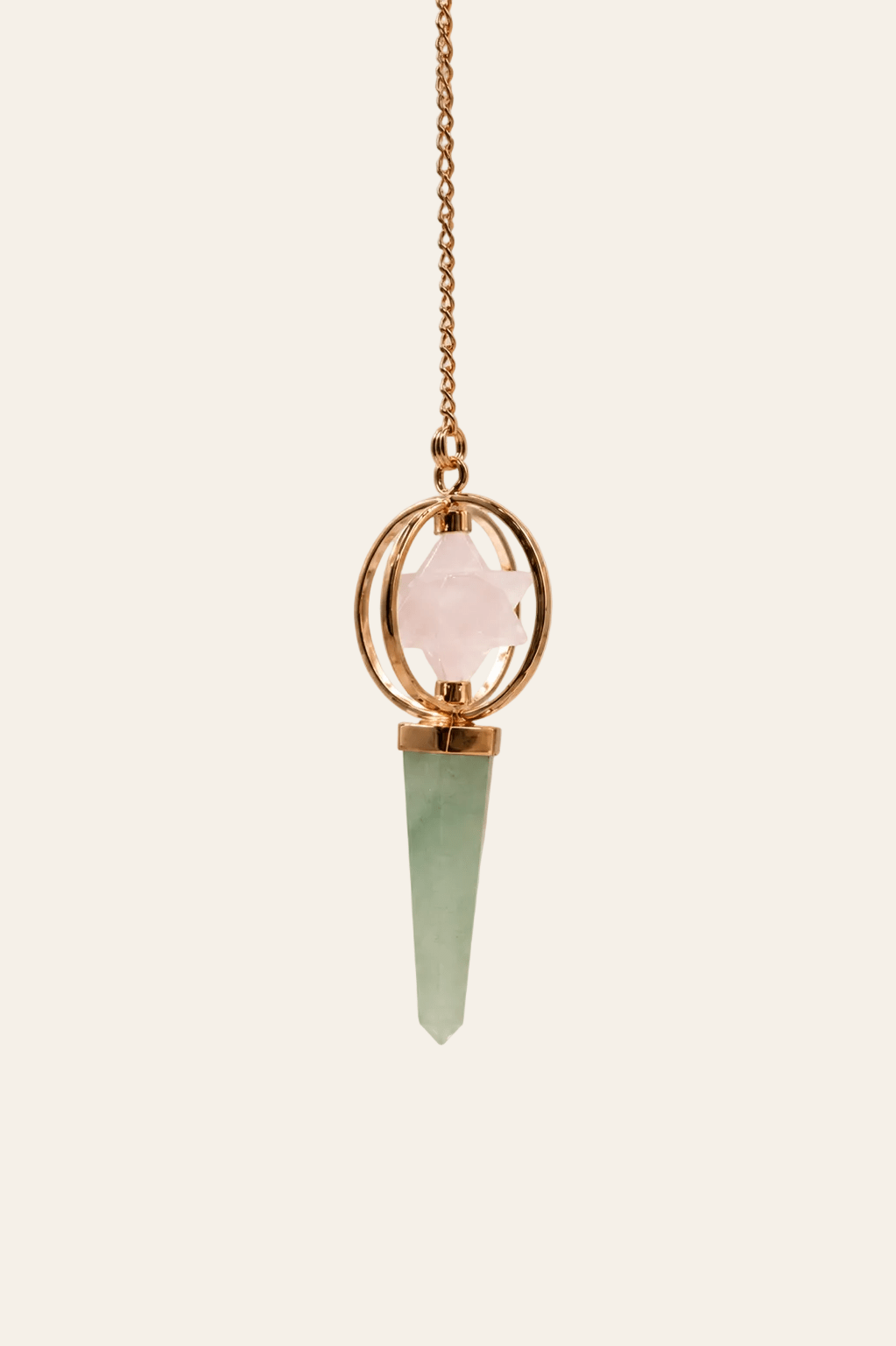 Koperen pendel met rozenkwarts Merkaba ster en groene aventurijn op een licht beige achtergrond als productfoto