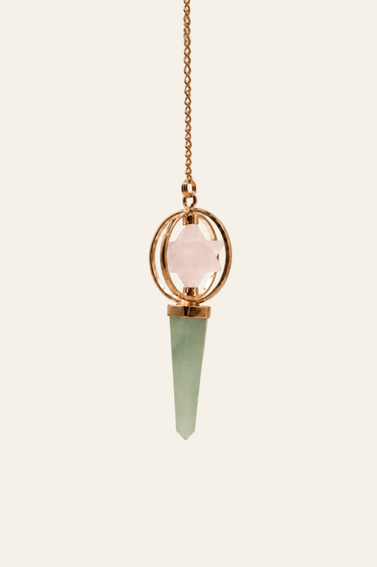 Koperen pendel met rozenkwarts Merkaba ster en groene aventurijn op een licht beige achtergrond als productfoto