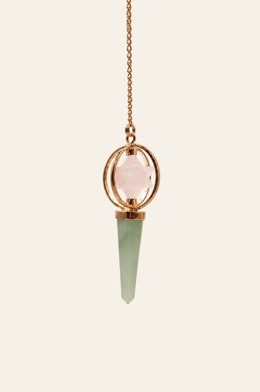 Koperen pendel met rozenkwarts Merkaba ster en groene aventurijn op een licht beige achtergrond als productfoto
