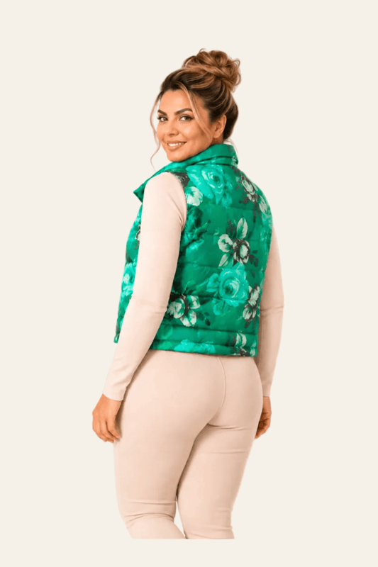 Achteraanzicht van kort mouwloos damesgilet met bloemenprint.